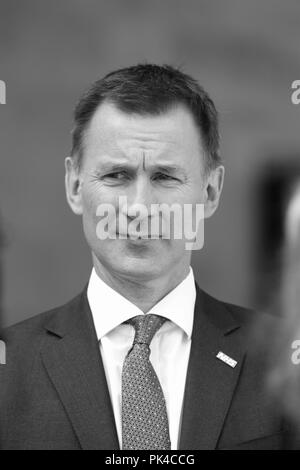 LONDON - May 24, 2018: Jeremy Hunt (Bild digital geändert werden monochrom) Staatssekretär für Gesundheit kommen zu den BBC Studios in London. Stockfoto