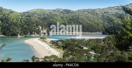 Dorf im Abel Tasman Costal Track - South Pacific Pristine Blau mit klaren, blauen Himmel und Sandstrand Stockfoto