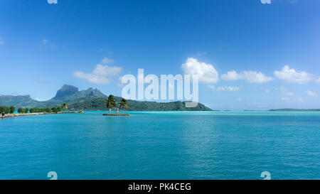 Bora Bora - Paradise Island in South Pacific Ocean mit Blue Lagoon Stockfoto