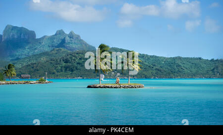 Bora Bora Tiki bewacht die Insel Bora Bora - mit Blick auf die Berge als Hintergrund Stockfoto