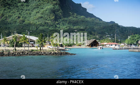 Bora Bora Vaitape, Dorf - Blick mit Berg- und Palmen Stockfoto