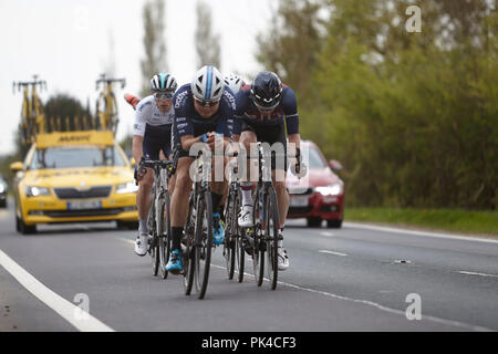 Fahrer, die sich an der Tour de Yorkshire 2018 Position von Holme nach Spalding Moor, East Yorkshire Stockfoto
