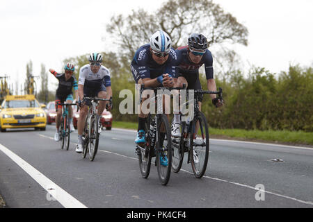 Fahrer, die sich an der Tour de Yorkshire 2018 Position von Holme nach Spalding Moor, East Yorkshire Stockfoto