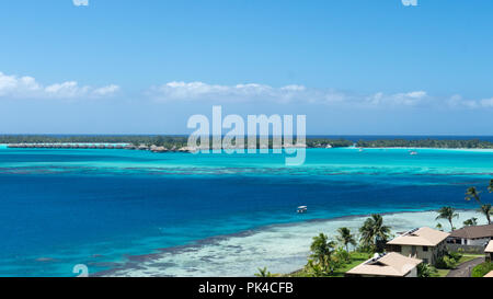 Bora Bora unberührten Blue Lagoon mit Overwater Bungalow Blick, Französisch Polynesien Stockfoto