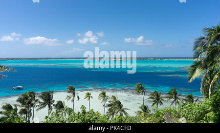 Bora Bora unberührten Blue Lagoon und Vordach mit Overwater Bungalow Blick, Französisch Polynesien Stockfoto