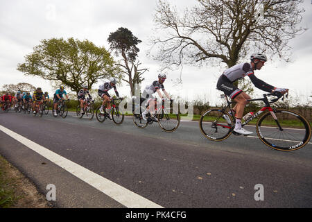 Die im Hauptfeld der Radfahrer racing in der Tour de Yorkshire 2018 Position von Holme auf Spadling Moor Stockfoto