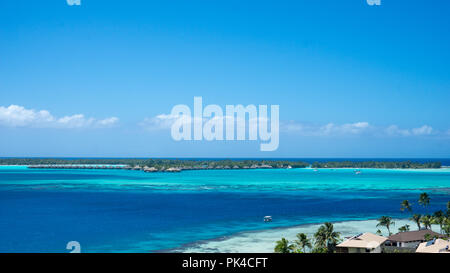 Bora Bora unberührten Blue Lagoon mit Overwater Bungalow Blick, Französisch Polynesien Stockfoto