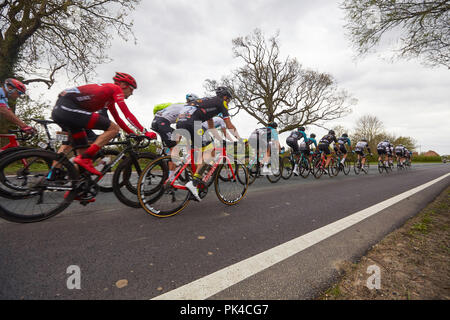 Die im Hauptfeld der Radfahrer racing in der Tour de Yorkshire 2018 Position von Holme auf Spadling Moor Stockfoto