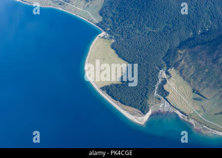 Rundflug über New Zealand National Park mit unberührten Blue Lake Views Stockfoto