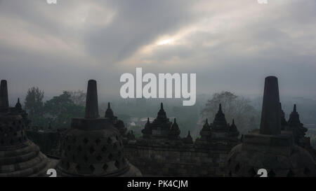 Nebliger Sonnenaufgang im Tempel Borobudur - Weltweit größte Buddha Tempel Stockfoto