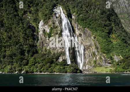 Wasserfall fließt im Milford Sound, Neuseeland Südinsel Stockfoto