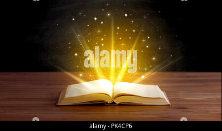 Gelbe Leuchten und Funkeln aus einem offenen Buch Stockfoto