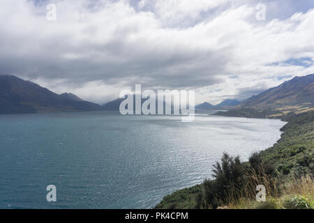 Bergblick in Glenorchy Neuseeland mystischer Blauer See blauer Himmel Nebel Stockfoto