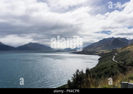 Bergblick in Glenorchy Neuseeland mystischen See blauer Himmel Nebel Stockfoto