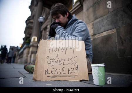 Reporter Mark McLaughlin verbringt einige Zeit auf der Straße, um das Leben als Obdachloser zu erleben. Bettelnder Bettler Bild: Aus Stockfoto