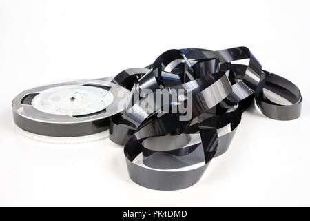 Alte VHS-Kassette mit aufgerollten Band. Beschädigte Datenträger für altes Haus, Bild- und Tonaufzeichnungen. Weißer Hintergrund. Stockfoto