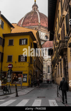 Kathedrale von Santa Maria Del Fiore Schuss aus einer Gasse in Florenz, Italien Stockfoto