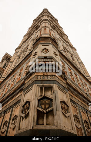 Righ Seite der Turm der Kathedrale von Santa Maria Del Fiore, Florenz, Italien Stockfoto