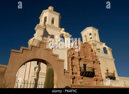 Die spanischen Kolonialstil Mission San Xavier del Bac, zwischen 1783 und 1797 erbaut, steht auf odham Buchung der Tohono O'südlich von Tucson, Arizona. Stockfoto