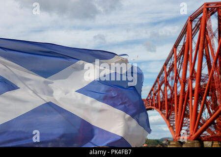 Forth Rail Bridge neben einem Flatternden schottischen Saltire Stockfoto