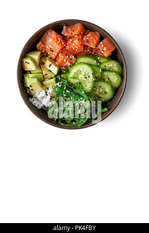 Poke Schüssel mit Lachs islated auf weißem Hintergrund. top View Stockfoto