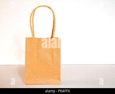 Kleine braune Papier Einkaufstasche mit auf weißem Hintergrund Griffe isoliert. Stockfoto