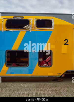 Nahaufnahme eines zerlegt Dual Deck niederländischen U-Bahn Wagen gespeichert am Containerhafen in Amsterdam, Holland. Stockfoto