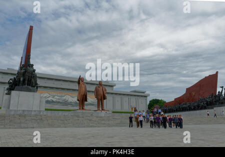 Nordkorea, die Hill Grand Mansudae Monument, Statuen von Kim Il Sung und Kim Jong Il, mit Mosaik von paekdu Berg hinter. mit Touristen Besucher Stockfoto