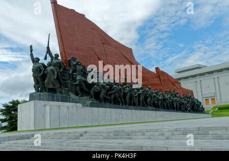 Statuen der Arbeiter, Bauern und Soldaten während der Revolution gegen die japanische Besatzung an Hill Grand Mansudae Monument, Pyongyang, Nordkorea Stockfoto