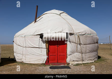 Mit der roten Tür Jurte bei Song Kul See in Kirgisistan Stockfoto