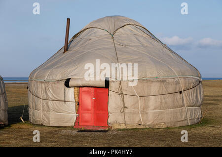 Mit der roten Tür Jurte bei Song Kul See in Kirgisistan Stockfoto