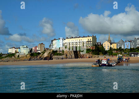 Boot auf der Mole in Tenby Beach, Wales Stockfoto