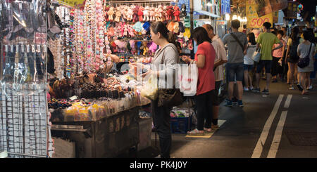 Berühmten Nachtmarkt immer Menschenmassen Leute in der Nähe von Hafen in Taiwan Keelung miaokou Nacht Markt Stockfoto