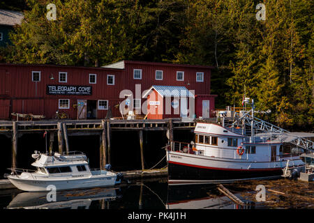 Rundgang durch das idyllische Telegraph Cove Stockfoto