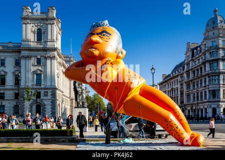 Die Demonstranten einen 29 ft. langen Bikini-Clad Blimp der Londoner Bürgermeister Sadiq Khan über Parliament Square, London, UK Fliegen Stockfoto