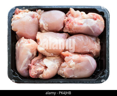 Stücke von rohem Hühnerfleisch auf Kunststoff fach Ausschnitt auf weißem Hintergrund Stockfoto