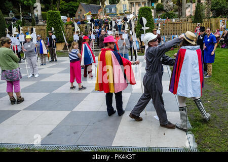 Human Chess aus der Gefangene bei Festival Nr. 6 am Freitag, den 7. September 2018 in Portmeirion, Gwynedd, Wales. Im Bild: Die sechs von einer Gesellschaft spielen, einer berühmten Szene aus dem Episoce "Schachmatt" aus der TV-Serie der Gefangene auf einer permanenten Schachbrett, die für die in der zentralen Piazza. Bild von Julie Edwards. Stockfoto