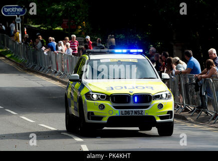 Polizeiauto mit Blau blinkende Lichter an der Tour von Großbritannien Radrennen, Leamington Spa, Großbritannien Stockfoto