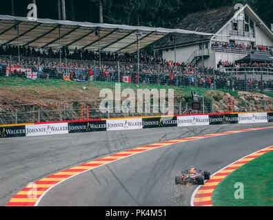 Max Verstappen racing rund um den berühmten pouhon Ecke an der Rennstrecke von Spa-Francorchamps während des Grand Prix von Belgien 2018 Stockfoto