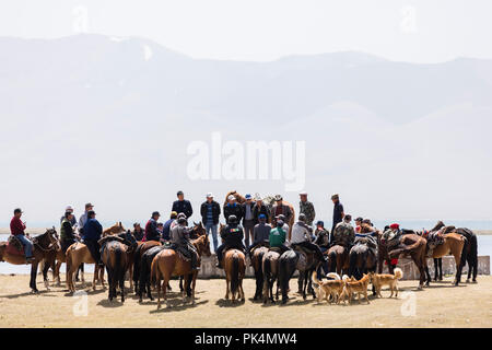 Song Kul, Kirgistan, 8. August 2018: Viele Kirgisen Treffen mit ihren Pferden an Song Kul See in Kirgisistan für eine Debatte Stockfoto