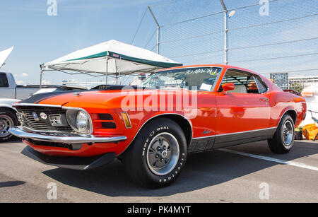 CONCORD, NC (USA) - September 7, 2018: Ein 1970er Ford Mustang Mach1 Automobil an der Pennzoil AutoFair Classic Car Show in Charlotte Motor Speedway. Stockfoto