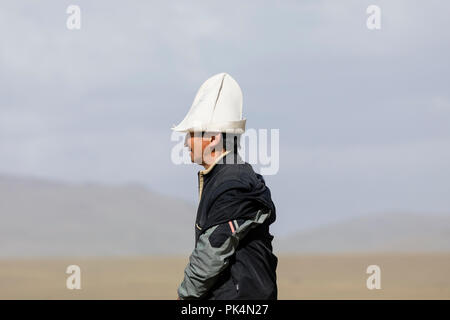 Song Kul, Kirgistan, 8. August 2018: Porträt von der Seite der Kirgisischen mit seiner traditionellen Kopfbedeckungen Stockfoto