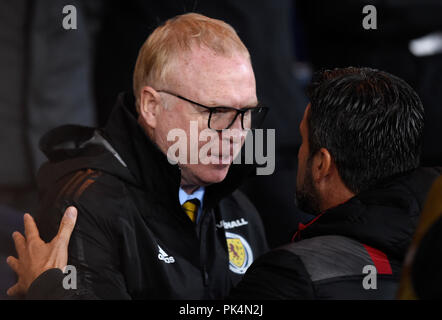 Schottland Manager Alex McLeish grüßt Albanien manager Christian Panucci während der UEFA Nationen Liga, Liga C Gruppe 1 Spiel im Hampden Park, Glasgow. Stockfoto