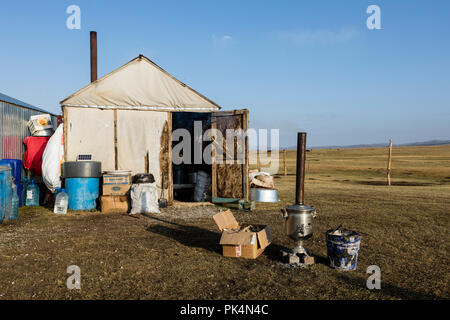 Song Kul, Kirgistan, 8. August 2018: Die Küche einer Jurte Siedlung in der Nähe von Song Kul See in Kirgisistan Stockfoto