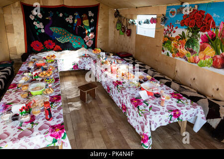 Song Kul, Kirgistan, 8. August 2018: Innenraum geschossen vom Esszimmer mit Herd in einer Jurte Siedlung an Song Kul See in Kirgisistan Stockfoto