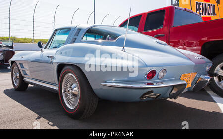 CONCORD, NC (USA) - September 7, 2018: 1964 Chevy Corvette Automobil an der Pennzoil AutoFair Classic Car Show in Charlotte Motor Speedway. Stockfoto