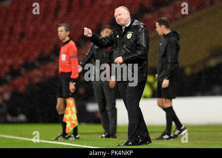 Schottland Manager Alex McLeish Gesten auf dem touchline während der UEFA Nationen Liga, Liga C Gruppe 1 Spiel im Hampden Park, Glasgow. Stockfoto