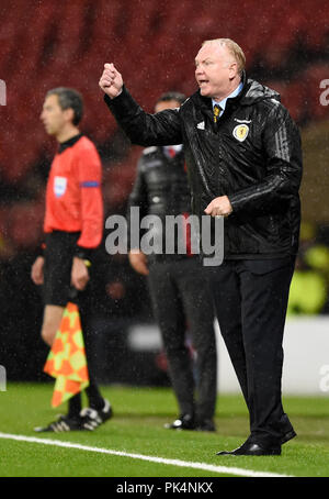 Schottland Manager Alex McLeish Gesten auf dem touchline während der UEFA Nationen Liga, Liga C Gruppe 1 Spiel im Hampden Park, Glasgow. Stockfoto