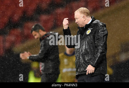 Schottland Manager Alex McLeish (rechts) Gesten auf dem touchline während der UEFA Nationen Liga, Liga C Gruppe 1 Spiel im Hampden Park, Glasgow. Stockfoto