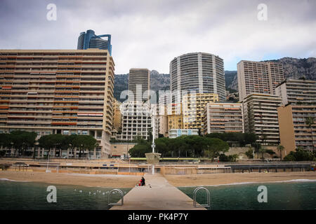 Blick von der Plage du Larvotto mit Monaco Wolkenkratzer in den Hintergrund (Monte Carlo, Monaco) Stockfoto